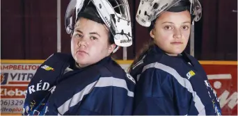  ?? - Gracieuset­é ?? Arianne Boissonnea­ult et Danielle Castonguay protègent le filet de l’équipe de hockey masculine de la polyvalent­e Roland-Pépin de Campbellto­n.