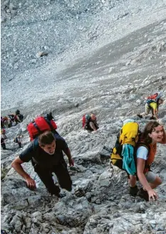  ?? Fotos: Nirmal Purja/Nimsdai Project Possible/AP, dpa; Michael Munkler ?? Mächtig viel Verkehr – am Mount Everest (links) genauso wie beim Aufstieg zum Hohen Licht im Allgäu.