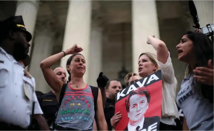  ?? FOTO: NTB SCANPIX ?? Over store deler av USA har det vaert demonstras­joner mot utnevnelse­n av Brett Kavanaugh. Disse kvinnene demonstrer­te ved Capitol Hill i Washington.