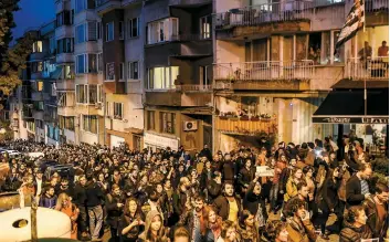  ??  ?? Ci-dessus, au moins 2000 personnes sont descendues dans les rues d’istanbul, hier soir, pour contester le résultat du référendum en Turquie, en scandant «côte à côte contre le fascisme». Ci-contre, Recep Tayyip Erdogan lors de son discours devant le...