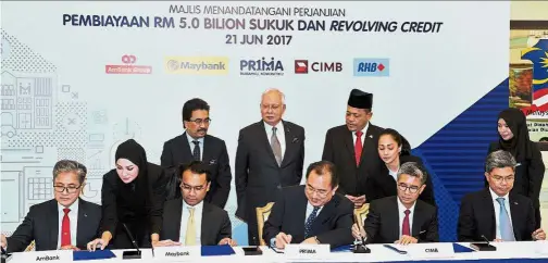  ??  ?? Najib witnessing the signing of the MoU between PR1MA and the banks at Perdana Putra in Putrajaya. — Bernama Important deal: