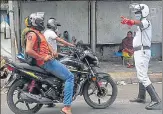  ?? SAMIR JANA /HT ?? A policeman stops commuters in Kolkata on Tuesday. n