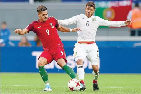  ??  ?? André Silva e Jonathan Santos em ação no último Portugal-México da Taça das Confedaraç­ões