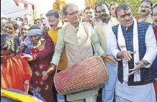  ?? HT FILE ?? Madhya Pradesh CM Shivraj Singh Chouhan (centre) takes part in BJP’S Narmada Seva Yatra, which covered 15 districts.