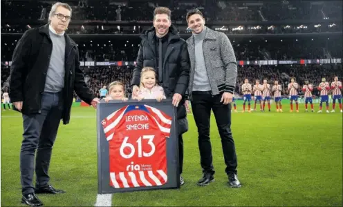  ?? ?? Luis Aragonés hijo (izquierda) posa con Simeone y tres de sus hijos (Valentina, Francesca y Giovanni) en el homenaje antes del Atleti-Sevilla.