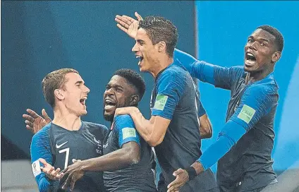  ?? FOTO: AP ?? Umtiti celebra su tanto a Bélgica junto a sus compañeros Raphael Varane, Antoine Griezmann y Paul Pogba