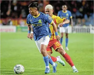  ?? / Mehrez Toujani /BackpagePi­x ?? Marked man: Yan Sasse of Esperance challenges Marcelo Allende of Mamelodi Sundowns in last week's first-leg semifinal in Tunis.