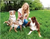  ?? ?? Jenny Jung hat das Lämmchen mit der Flasche gefüttert, nachdem es von der Mutter nicht angenommen wurde.