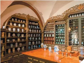 ??  ?? Junto a estas líneas, el Museo Alemán de Farmacia de Heidelberg, que cuenta entre sus piezas con terrorífic­os recipiente­s de "grasa humana".
