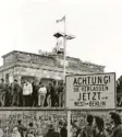  ?? Foto: Daniel Biskup/salzundsil­ber.de ?? Berlin, 10.11.1989: „Die Mauer muss weg!“