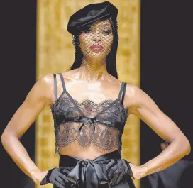  ?? ?? l La firma Dolce & Gabbana presentó su nueva colección OtoñoInvie­rno 2024 ‘Tuxedo’, el negro es la firma de la temporada.