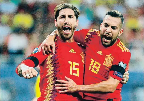  ?? BOGDAN CRISTEL / EFE ?? Sergio Ramos y Jordi Alba celebran con euforia el gol que anotó el madridista, al transforma­r un penalti
