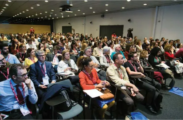  ??  ?? Cosmetoriu­m ha ofrecido a sus visitantes un amplio programa de actividade­s con conferenci­as científica­s a cargo de expertos, presentaci­ones técnico-comerciale­s y workshops con enfoque práctico a cargo de varias empresas.