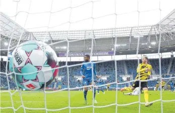  ?? FOTO: THOMAS VOELKER/IMAGO IMAGES ?? Ohne ihren Top-Torjäger blieben die Hoffenheim­er harmlos, Marco Reus (re.) machte es besser.