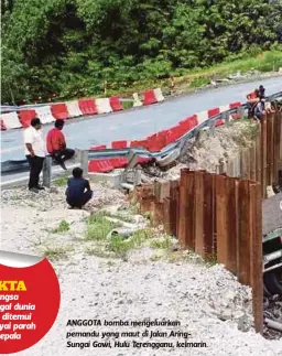  ??  ?? ANGGOTA bomba mengeluark­an pemandu yang maut di Jalan AringSunga­i Gawi, Hulu Terengganu, kelmarin.