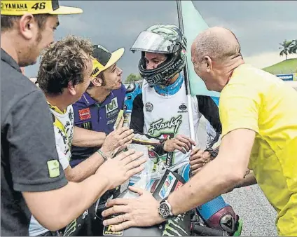  ?? FOTO: MOTOGP.COM ?? Valentino Rossi se fue en moto hasta la escapatori­a para felicitar a Franky El primer campeón italiano tras Rossi en 2009