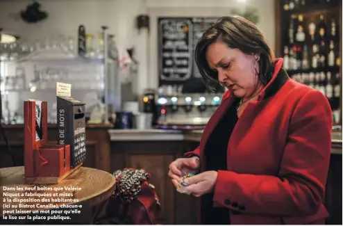  ??  ?? Dans les neuf boîtes que Valérie Niquet a fabriquées et mises à la dispositio­n des habitant·es (ici au Bistrot Canaille), chacun·e peut laisser un mot pour qu’elle le lise sur la place publique.