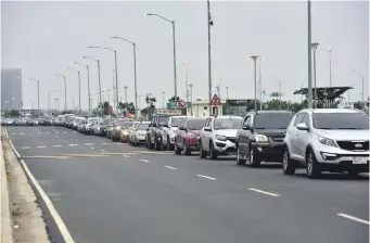  ?? ?? Ayer, una larga fila de automovili­stas había en el puesto de test de la Costanera de Asunción.