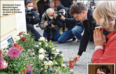  ??  ?? Gemeinsame Trauer: Menschen legten Blumen und Kerzen am Tatort in Potsdam nieder.