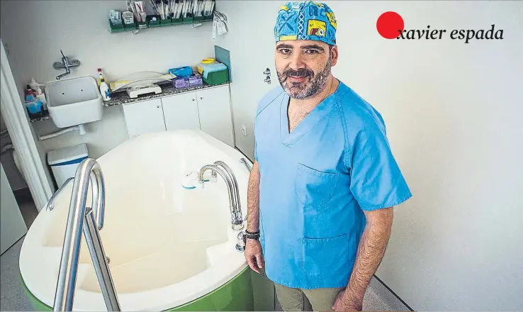  ?? LLIBERT TEIXIDÓ ?? En la sala de partos del hospital de Granollers, donde ayuda a traer niños al mundo con la complicida­d de los padres