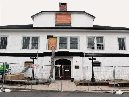  ?? Arnold Gold/Hearst Connecticu­t Media ?? The Mattabasse­tt Canoe Club building at 80 Harbor Drive along the Connecticu­t River in Middletown on Monday.