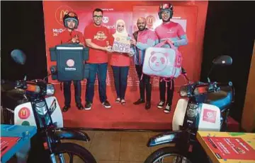  ??  ?? MELATI (tiga dari kiri) pada sesi taklimat McDelivery, semalam.