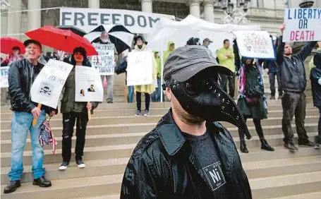  ?? FOTO REUTERS ?? Příčina.
Na snímku protestují Američané, kteří se chtějí vrátit do práce. Právě ztráta zaměstnání je podle psychologů spouštěčem problémů.