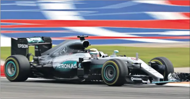  ??  ?? DE PRINCIPIO A FIN. Lewis Hamilton no falló esta vez en la salida e hizo valer su pole para dominar la carrera del GP de Estados Unidos disputada en Austin.