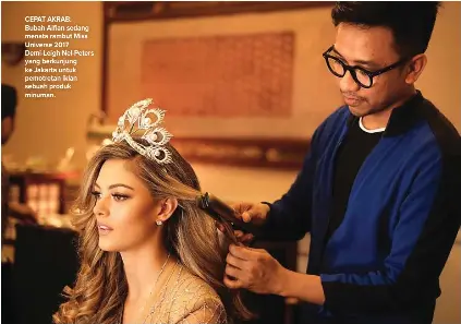  ?? DOK. BUBAH ALFIAN ?? CEPAT AKRAB: Bubah Alfian sedang menata rambut Miss Universe 2017 Demi-Leigh Nel-Peters yang berkunjung ke Jakarta untuk pemotretan iklan sebuah produk minuman.