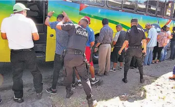  ??  ?? Prevención. La policía busca a personas que porten armas blancas o de fuego, que pueden ser usadas para cometer asaltos en autobuses de al menos cinco rutas en San Miguel, ante el incremento de denuncias.