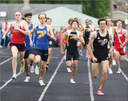  ?? BARRY BOOHER — FOR THE NEWS-HERALD ?? NDCL’s Brian Bates, second from left, competes down the homestretc­h in 800as he takes second May 28during the Division II