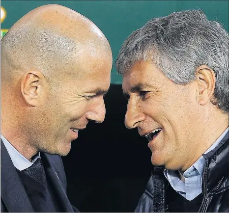  ??  ?? Zidane y Setién se saludan amistosame­nte en el Betis-Real Madrid de 2018.