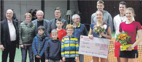  ?? FOTO: HKB ?? Das Tennisturn­ier des TC RW Tuttlingen um den Aesculap-Cup ist am Samstag mit der Siegerehru­ng zu Ende gegangen. Unser Bild zeigt von rechts die Zweitplatz­ierten Natalie Pröse und Nils Brinkmann sowie die Sieger Leonie Küng und dahinter Christian...