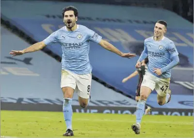  ?? RUI VIEIRA / POOL / EFE ?? Gündogan i Foden celebren un gol en el partit de dissabte contra el Tottenham Hotspur.