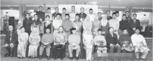  ??  ?? YUSOF (duduk, tengah) bergambar kenangan bersama para peserta.