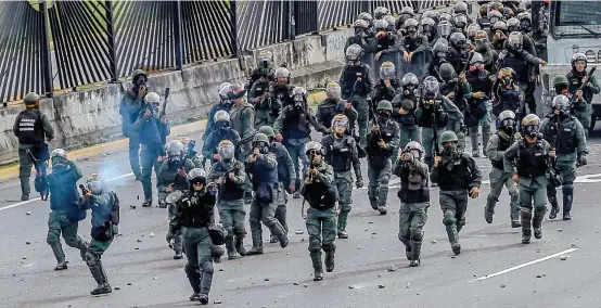  ?? FOTO ?? Los presuntos brotes de desobedien­cia en la Guardia Venezolana habrían generado el relevo que el presidente Nicolás Maduro realizó ayer en la cúpula militar. El presidente de la Asamblea, diputado Henry Ramos Allup, habla de “vientos de golpe”.