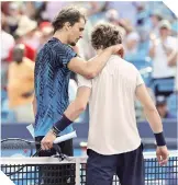  ??  ?? Al final, Zverev felicitó al ruso Andrey Rublev por su esfuerzo.