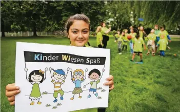  ?? RP-FOTO: STEPHAN KÖHLEN ?? Sudenaz zeigt das neue Logo für das Kinderange­bot von Parea im Sahle-Wohnpark Auf den Schollen/Am Bandenfeld. Die 15jährige Lisa-Marie hat das Signet entworfen.