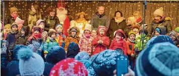  ??  ?? Vor den Augen (und Kameras) vieler Eltern trugen die Kinder des Johannes Kindergart­ens dem Nikolaus und dem Christkind Ge dichte und Lieder vor.