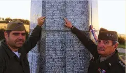  ??  ?? Miembros de la Royal Green Jackets rindiendo homenaje al soldado Manuel Otero, cuyo nombre aparece en el monumento de los caídos del cementerio americano de Omaha Beach (© Mado Martínez).