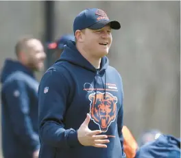  ?? BRIAN CASSELLA/CHICAGO TRIBUNE ?? Offensive coordinato­r Luke Getsy greets players during Chicago Bears minicamp April 19 at Halas Hall.