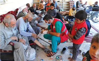  ?? (Erik De Castro/Reuters) ?? MEDICS TREAT civilians in a Raqqa, Syria, mosque after they were wounded in fighting over the weekend.