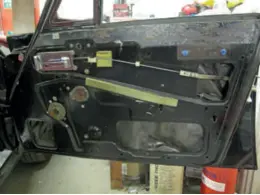  ??  ?? With the armrest, top section (black) and main door card removed, the door lock linkages are exposed.