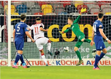  ?? FOTO: AP/MARTIN MEISSNER ?? Zielsicher: Der Düsseldorf­er Kenan Karaman (11) trifft zum Siegtor gegen den FC Schalke 04.