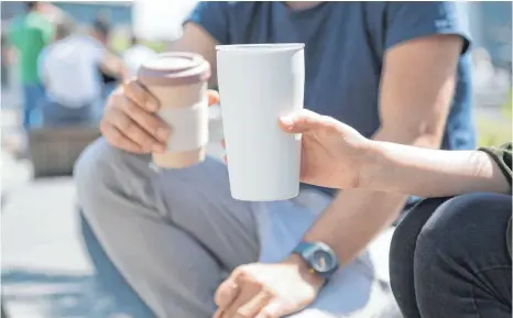  ?? FOTO: ANDREA WARNECKE ?? Vor allem in den handelsübl­ichen Coffee-to-go-Bechern kühlt der Kaffee nur sehr langsam ab. Die Internatio­nale Agentur für Krebsforsc­hung empfiehlt, Heißgeträn­ke vor dem Konsum auf mindestens 65 Grad Celsius abkühlen zu lassen.