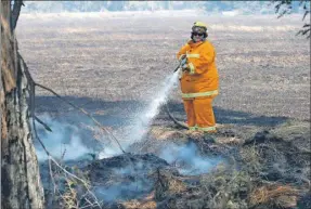  ??  ?? Las altas temperatur­as causan graves incendios y otros fenómenos naturales en países como Australia