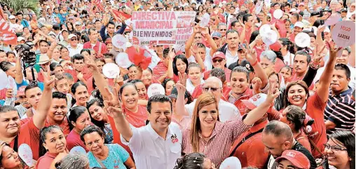  ??  ?? Movilizaci­ón. Los candidatos Hugo Martínez y Karina Sosa siguieron ayer con su campaña electoral en Sonsonate y Ahuachapán.