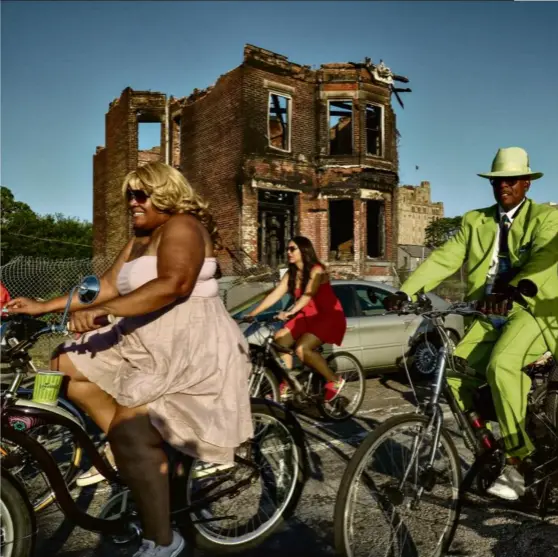  ?? PHOTO NICOLAS BOYER. HANS LUCAS ?? A Detroit, en août 2016. Tous les lundis, des centaines de cyclistes se réunissent pour une balade à vélo sous la bannière de l’associatio­n Slow Roll.