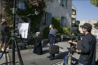  ?? (Photo M. Toussaint) ?? Le tournage en septembre dernier dans les Alpes-Maritimes du téléfilm Le Prix de la Vérité avec Mimie Mathy. Réalisé par Episodes Production­s, il a enregistré un gros succès d’audience avec , millions de téléspecta­teurs lors de sa diffusion sur...