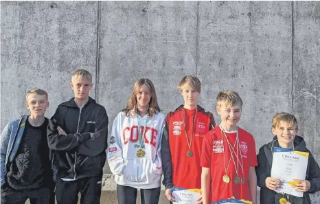  ?? FOTO: JANA SCHEFFOLD ?? Das Schwimmtea­m des TSV Laupheim am zweiten Tag des DAT-Pokal in Nellingen.